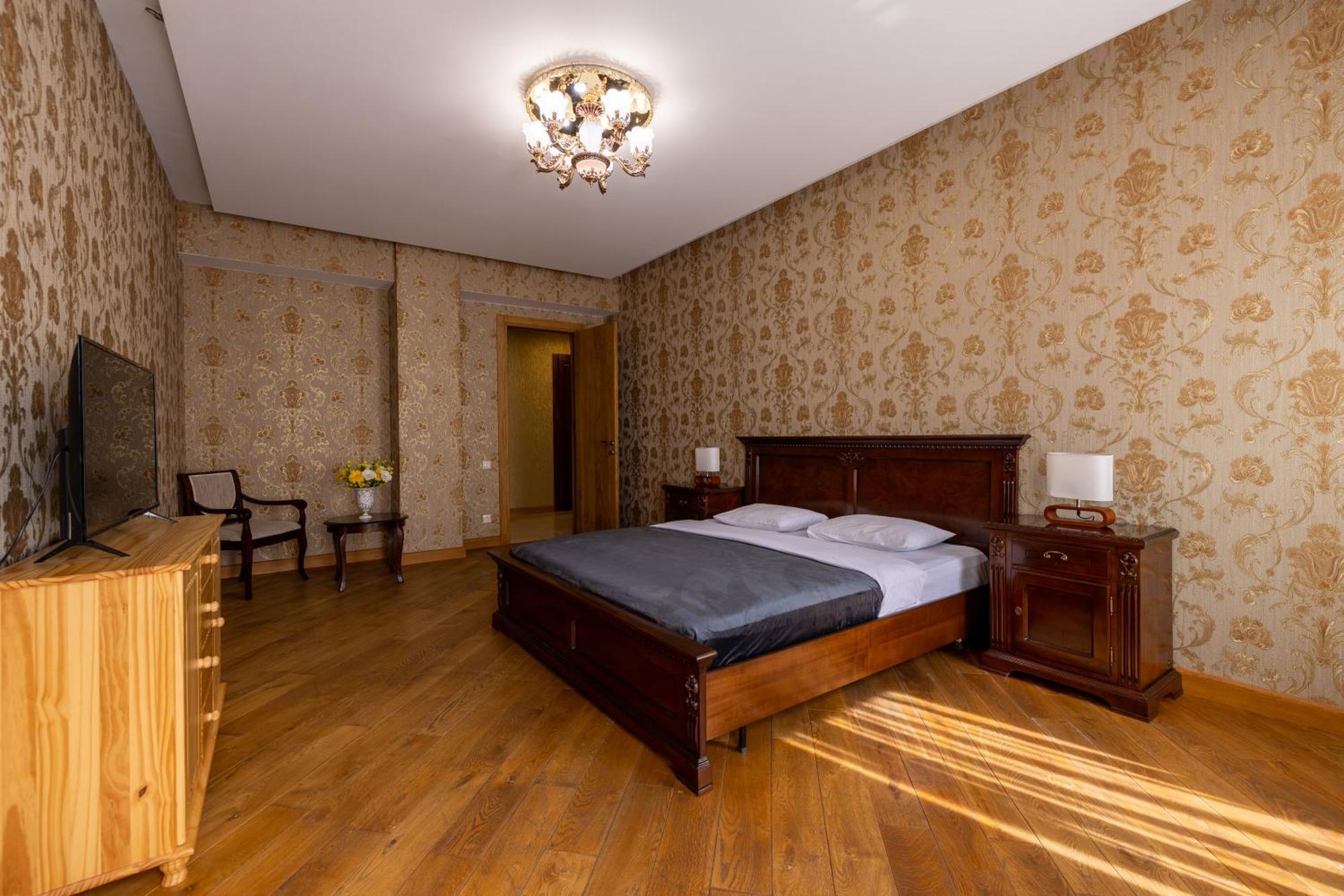 5bd-5bth In Center Apartment