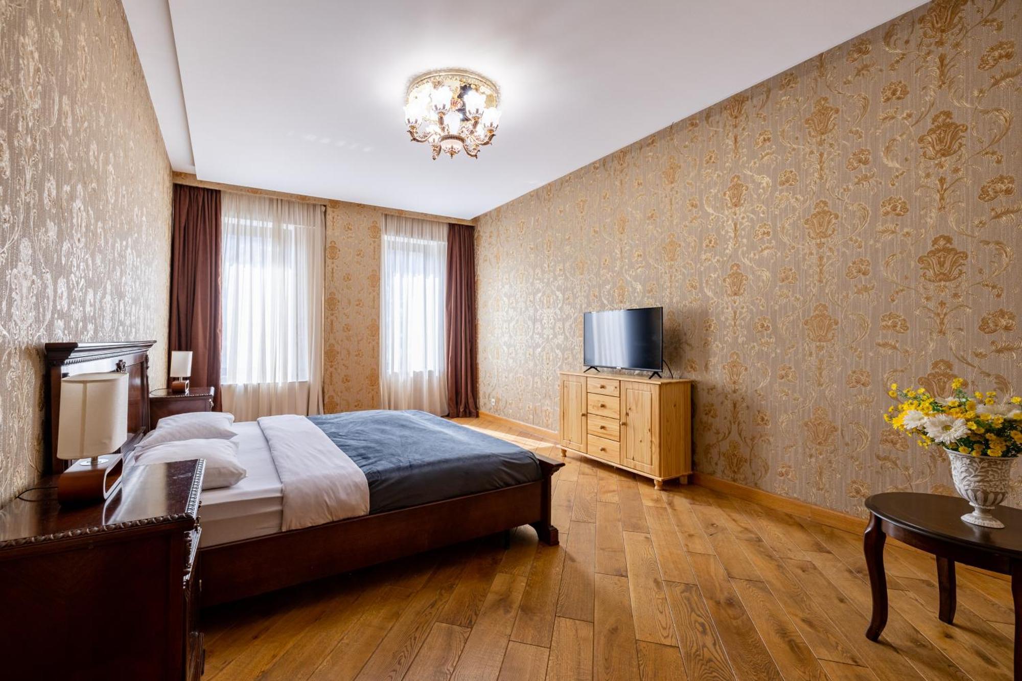 5bd-5bth In Center Apartment *