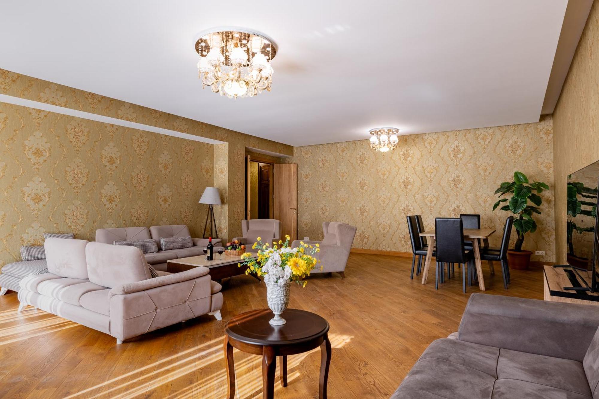 5bd-5bth In Center Apartment *