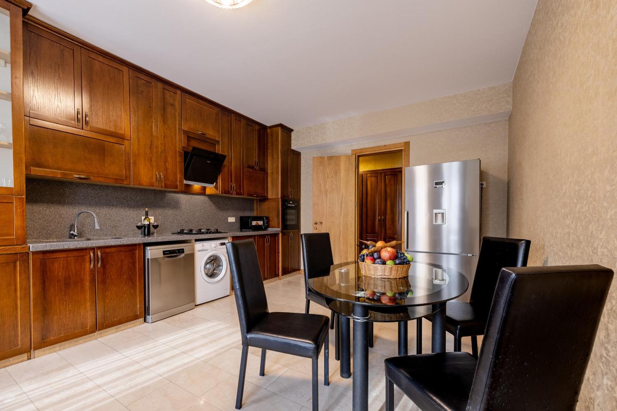 Apartment 5bd-5bth In Center *